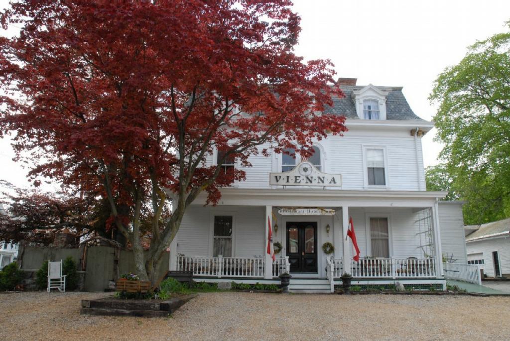 Vienna Restaurant and Historic Inn Southbridge MA 01550 5087640700